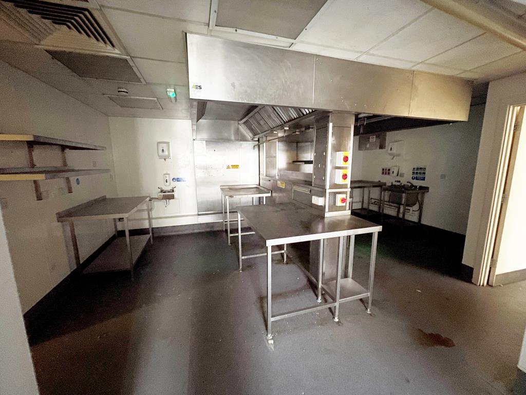 Lot: 30 - DOUBLE FRONTED TOWN CENTRE PROPERTY WITH POTENTIAL - Commercial kitchen